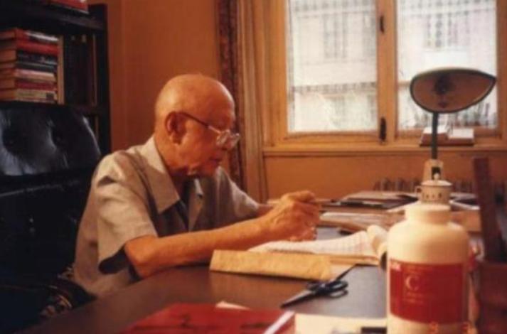 1964年，钱学森在家吃晚饭时，突然闻到了一道菜的味道有些发苦，就皱了皱眉，对家