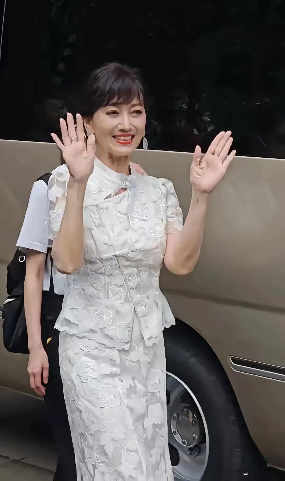 遮盖了看不见，没遮盖的不是鲜肉而是古稀之身，岁月的年轮难于隐藏，没必要装嫩吧！