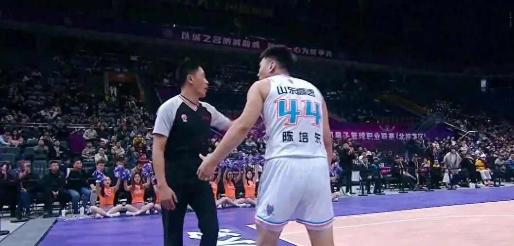 山东高速男篮今晚迎战广州队，迎来四连败！
记的CBA第一轮，高速男篮客场惨败广州