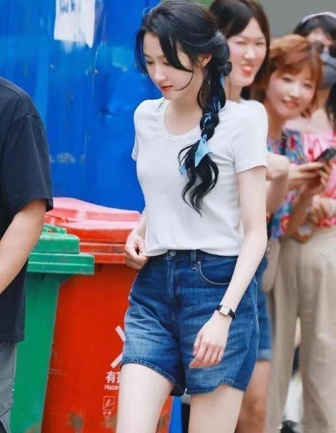  关晓彤因拍新剧而暴瘦，当她穿上牛仔裤时，露出了如同筷子般的腿。 ​​​
