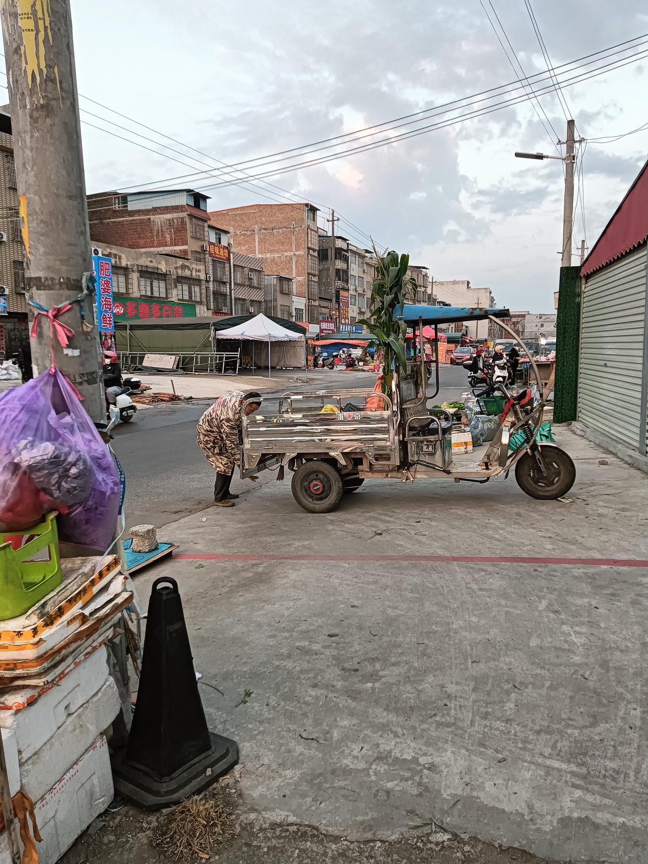 贵港市的糯玉米产量在广西是比较出名的，今日经过港北区68村市场见一农户在出售自种