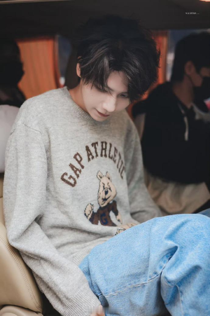 #罗一舟灰色毛衣look##罗一舟灰色毛衣上班路透# 看过来呀，罗一舟在桂林艺术
