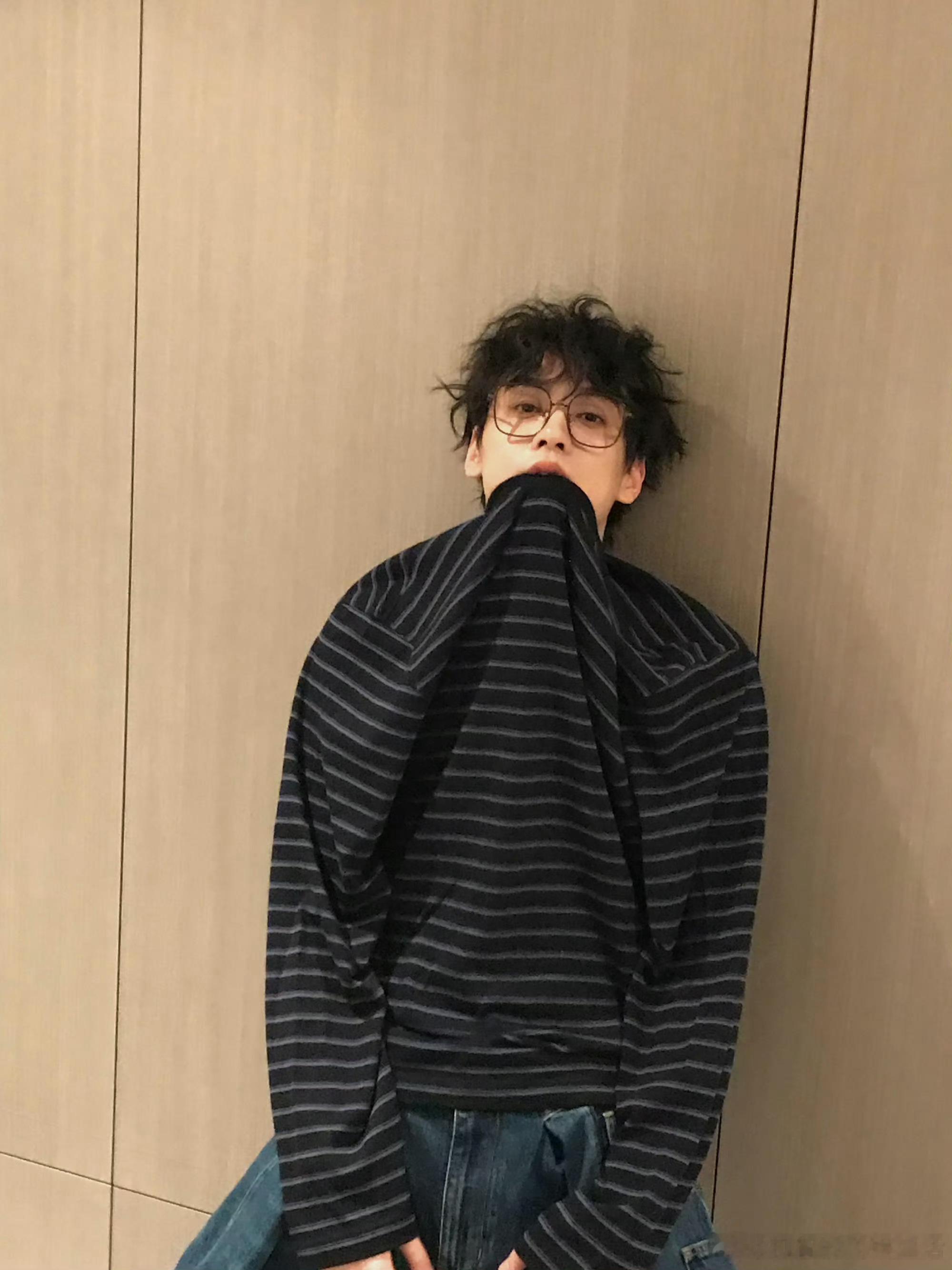 原来田栩宁是真正的兔闪闪富翁？这个卷毛配黑框眼镜完全男大，慵懒居家拉满。最近营业