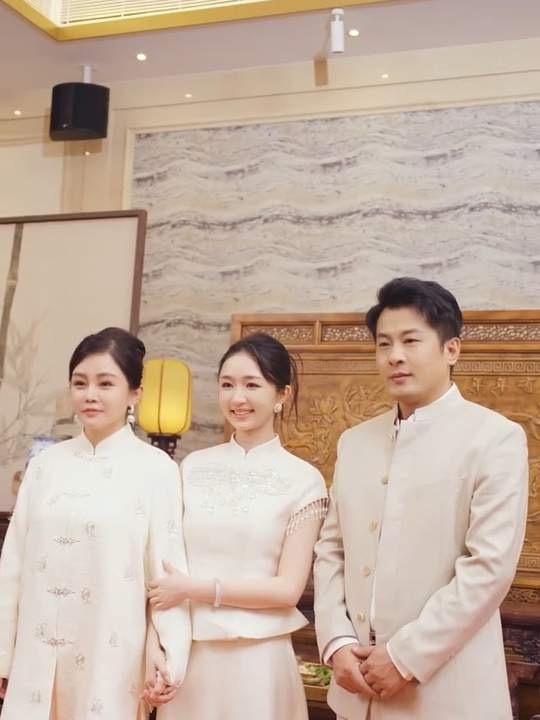 辛巴正式收徐婕为徒！这场拜师礼，藏着直播圈的生存法则。
从演员到千万粉丝账号的带