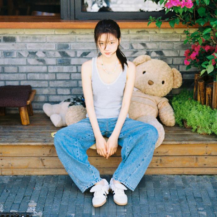 #任敏蓝色吊带随拍plog##任敏蓝色吊带上衣# 任敏的蓝色吊带上衣，搭配牛仔裤