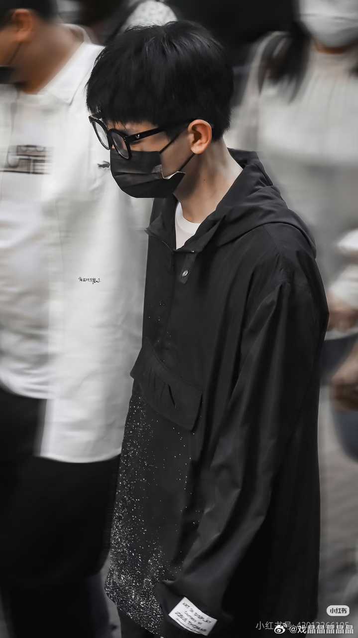 据说是拍底线时候的cy，亲粉丝打的tag是“行走的衣架子”