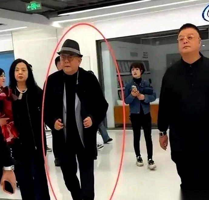 77岁的王刚，在机场被人拍到，走路都得扶着点东西，身子打晃。旁人不知道的是，他上