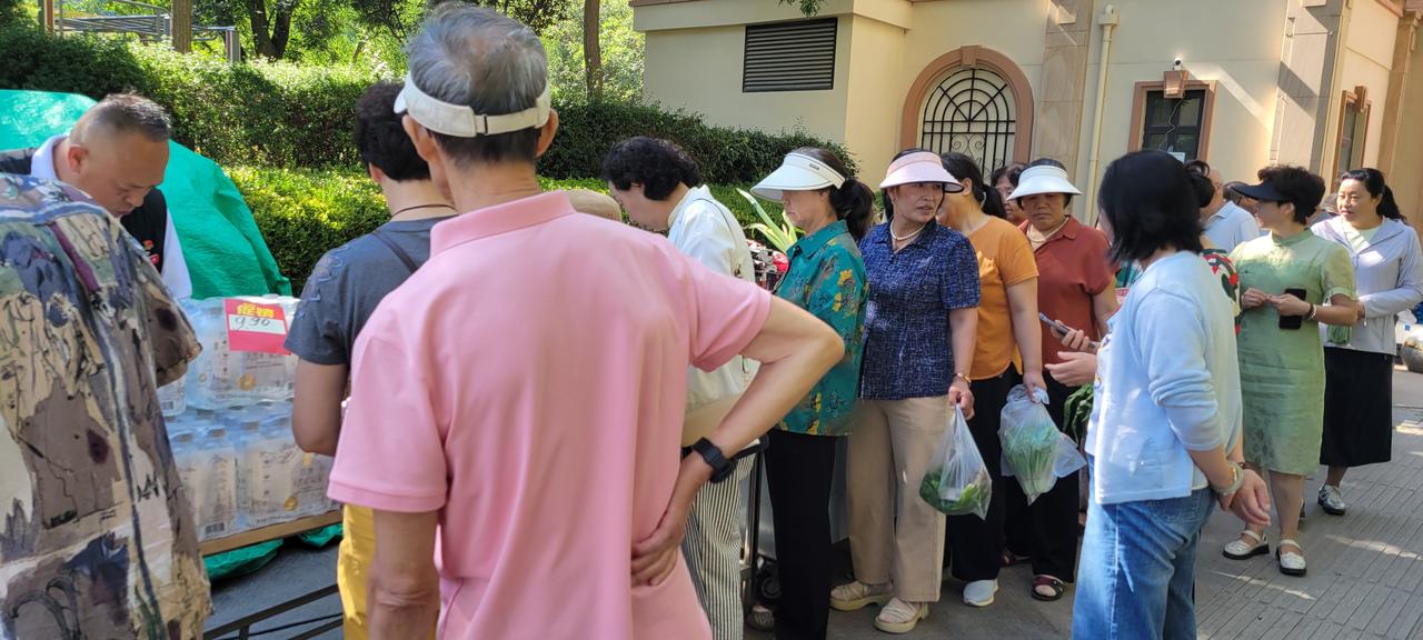 今天早9:58分经过兰州市城关区雁滩华润万家超市门口，发现超市把货物(主要是果蔬