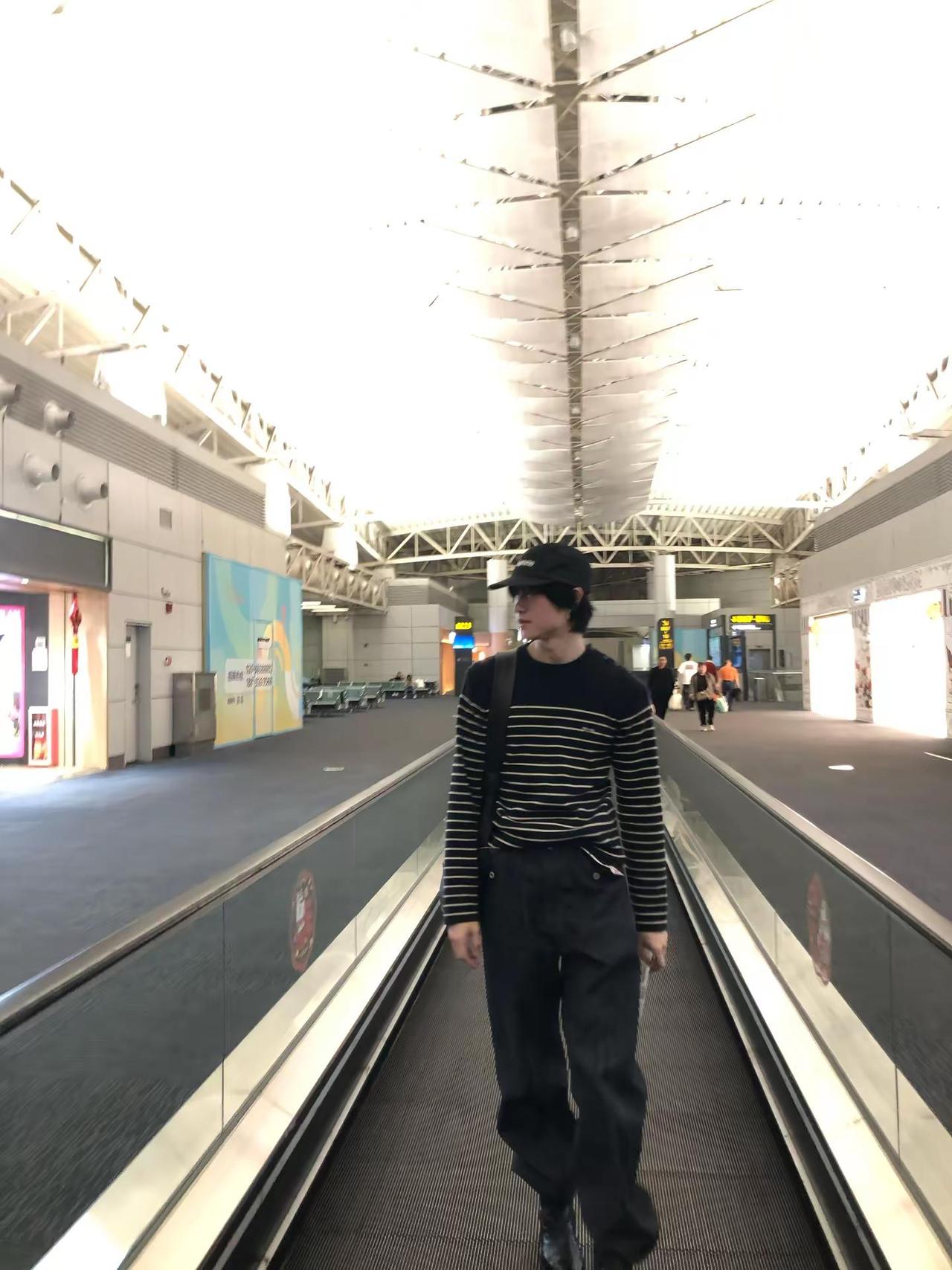 帅是一种感觉机场 穿搭 少年感