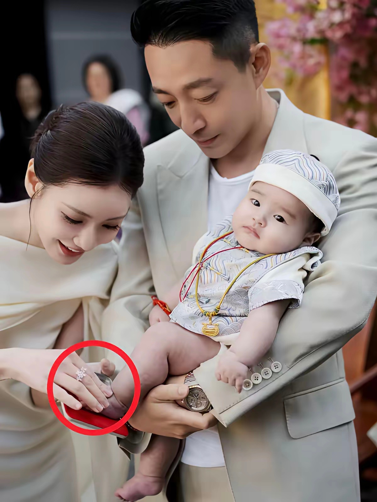 我发现了马筱梅的一个优点，就是他闪亮登场的时候，穿戴是十万个讲究，但发现她没有做