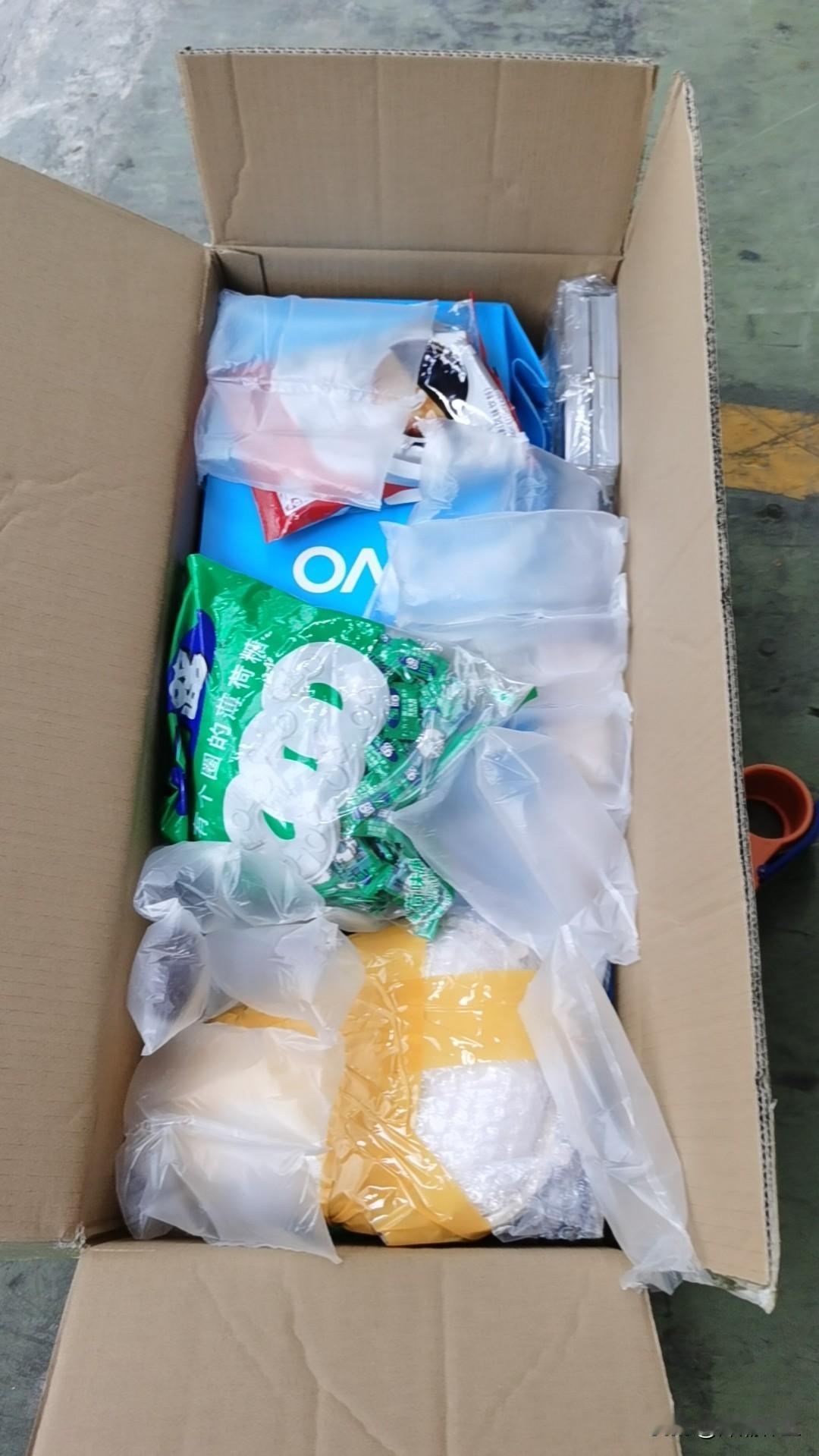 给国外客户朋友发满满一箱零食和日用品，这开箱绝对是惊喜拉满！就像山姆那些宝藏好物
