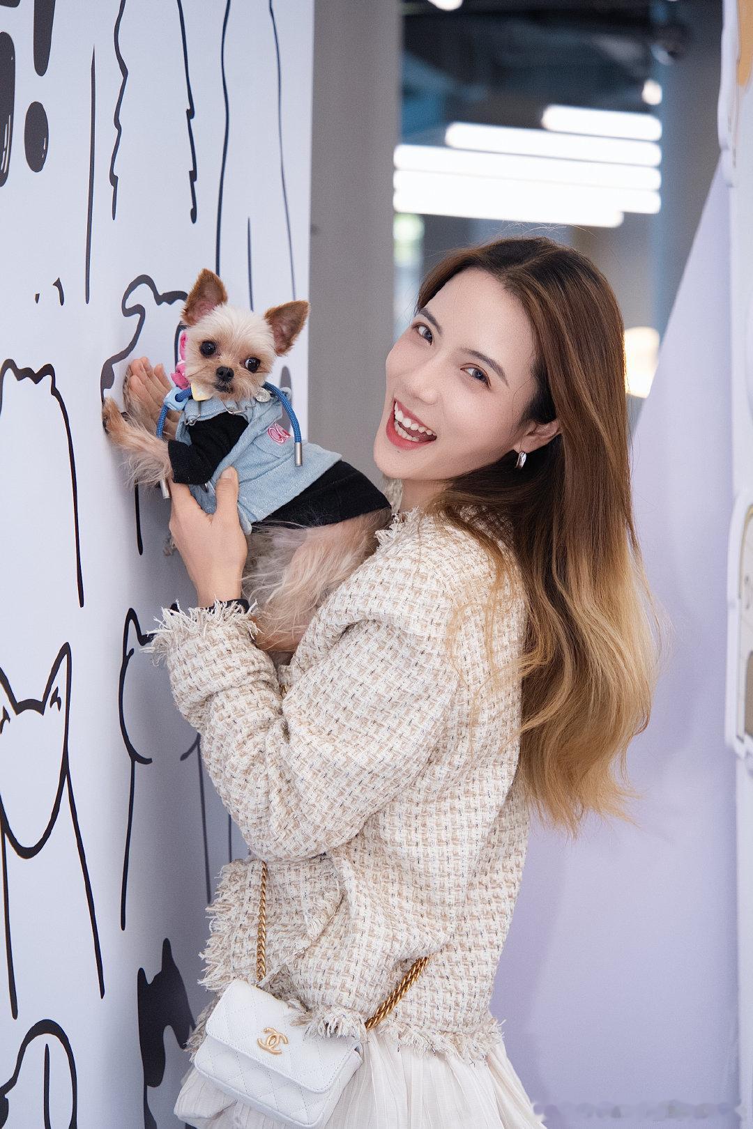 谁懂啊！带[弟弟]探店领克品牌用户中心，不愧是宠物友好店，被宠到不想走。我的修勾