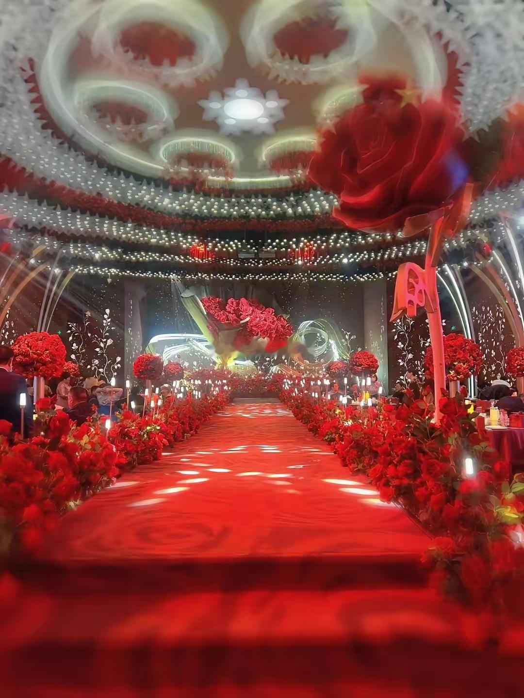 国庆赶完两场婚宴，我算彻底看透了：豪华婚礼早成了自嗨的面子工程，客人根本不在乎新