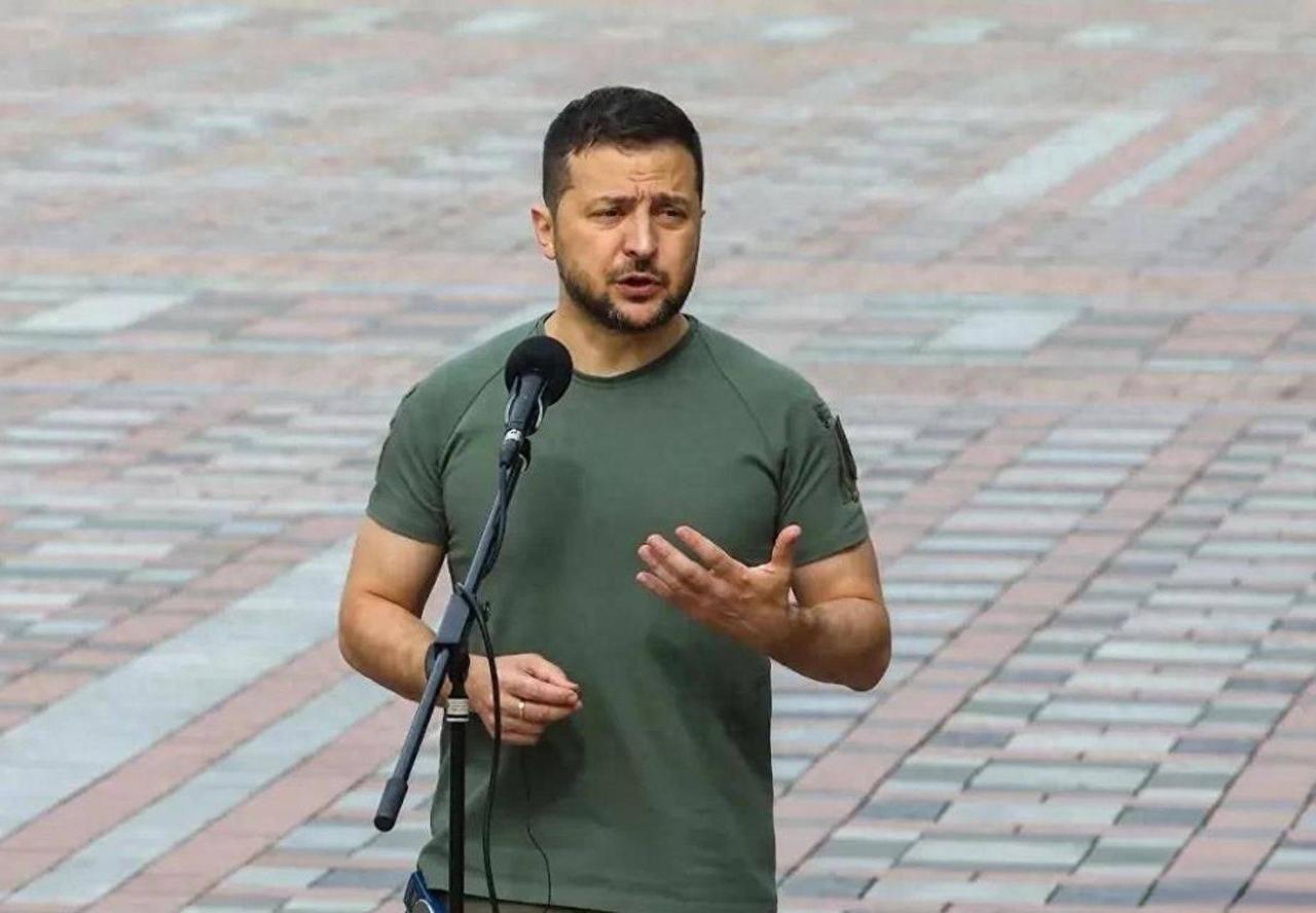 世界上没有人有资格去嘲讽泽连斯基。乌克兰与俄罗斯相差数十倍，但他依然带着乌克兰与