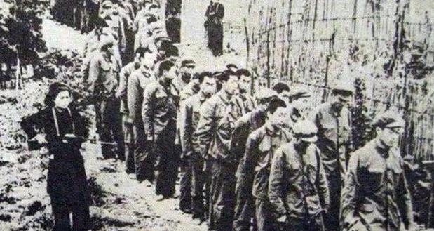 1979年，俘虏交换后，200多名战士终于回到祖国。他们刚刚跨过边境线， 广州军