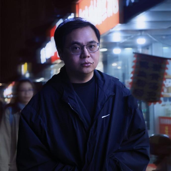 高峰继续单口之旅，却被网友调侃寡妇失业高老板！德云社高峰晒出了上海站的打卡照。与