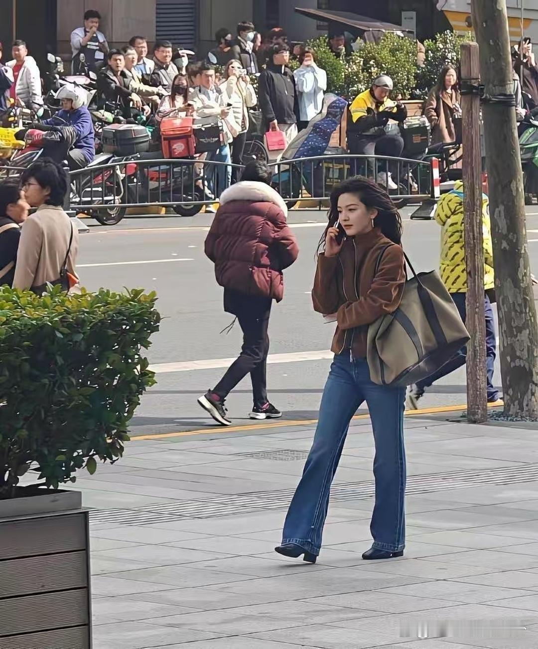 偶遇章若楠就懂了 明星的淡颜在现实中的冲击力有多大 