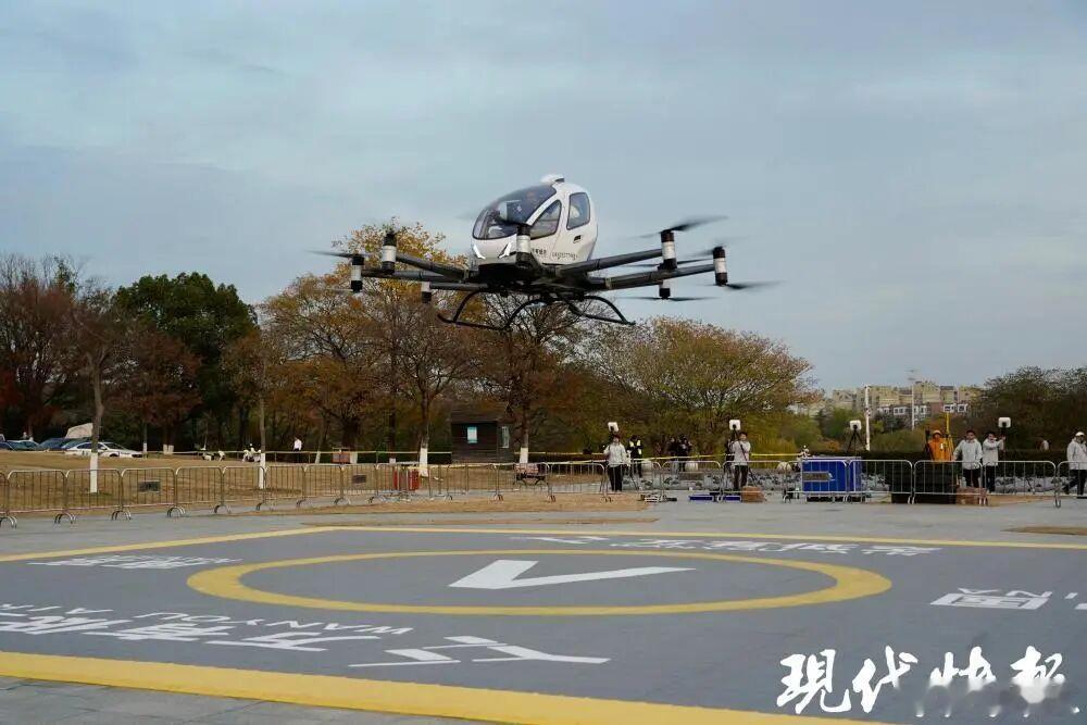 南京紫金山完成eVTOL首次载人飞行！此次首飞采用的是亿航智能EH216-S无人