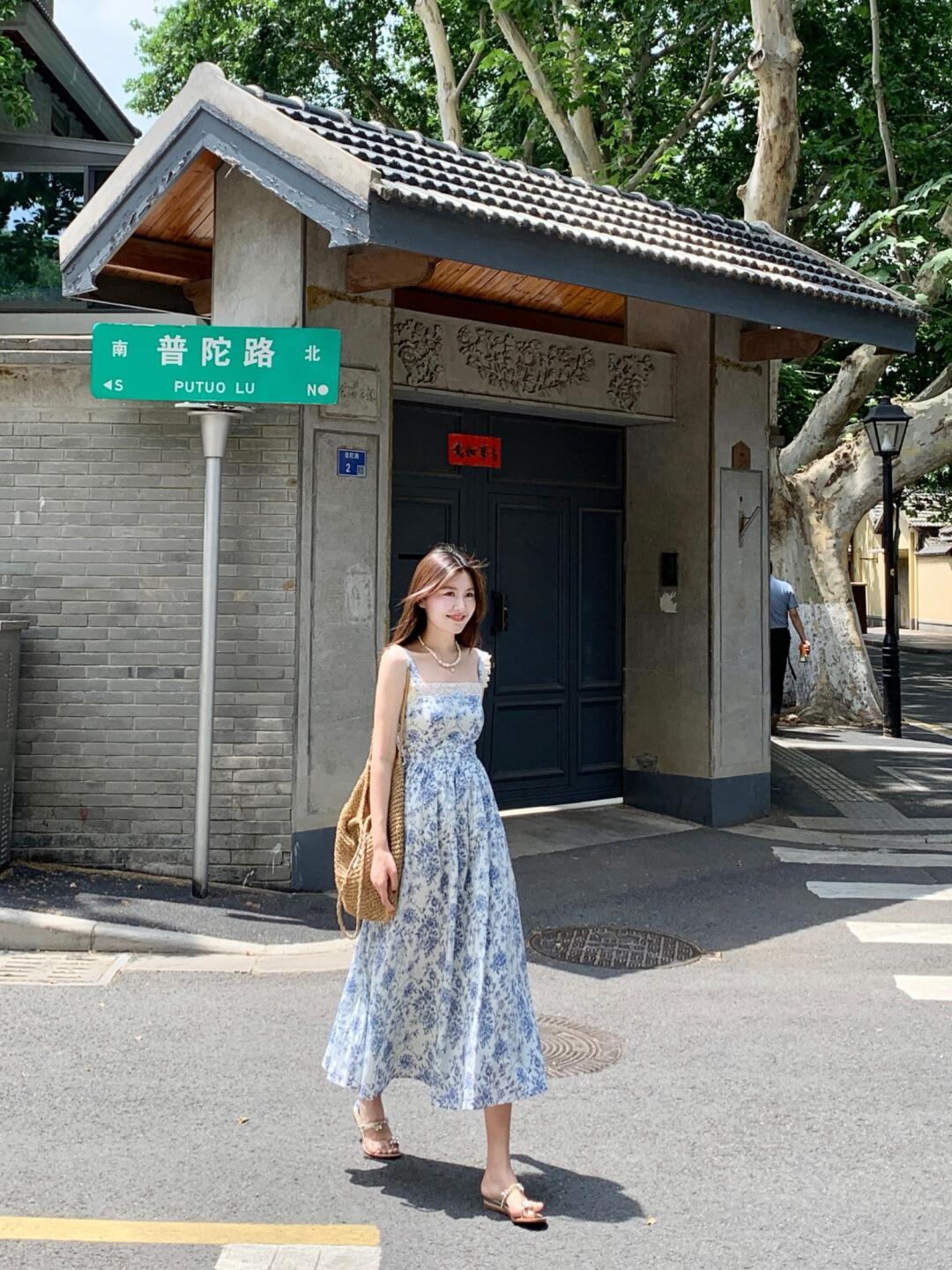 斥巨资买了件青花瓷碎花裙……
