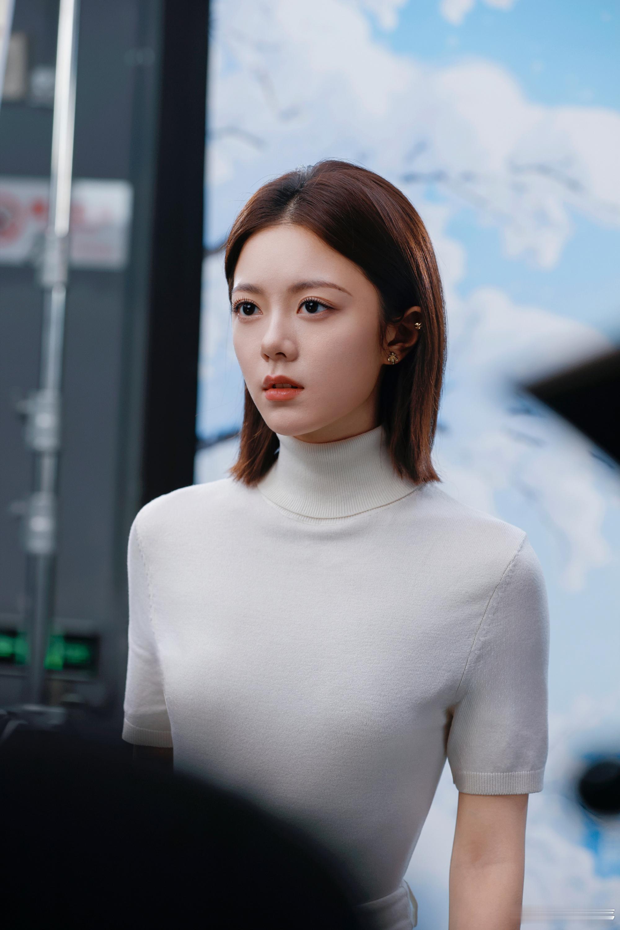 赵今麦职场女精英造型赵今麦怼脸拍 每一帧怼脸拍都很有故事感，搭配职场造型，气质直