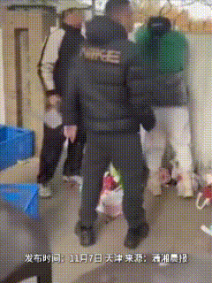 “乱套了！” 天津工业大学，校外骑手正隔着围墙递外卖，本以为是日常交接，结果突然