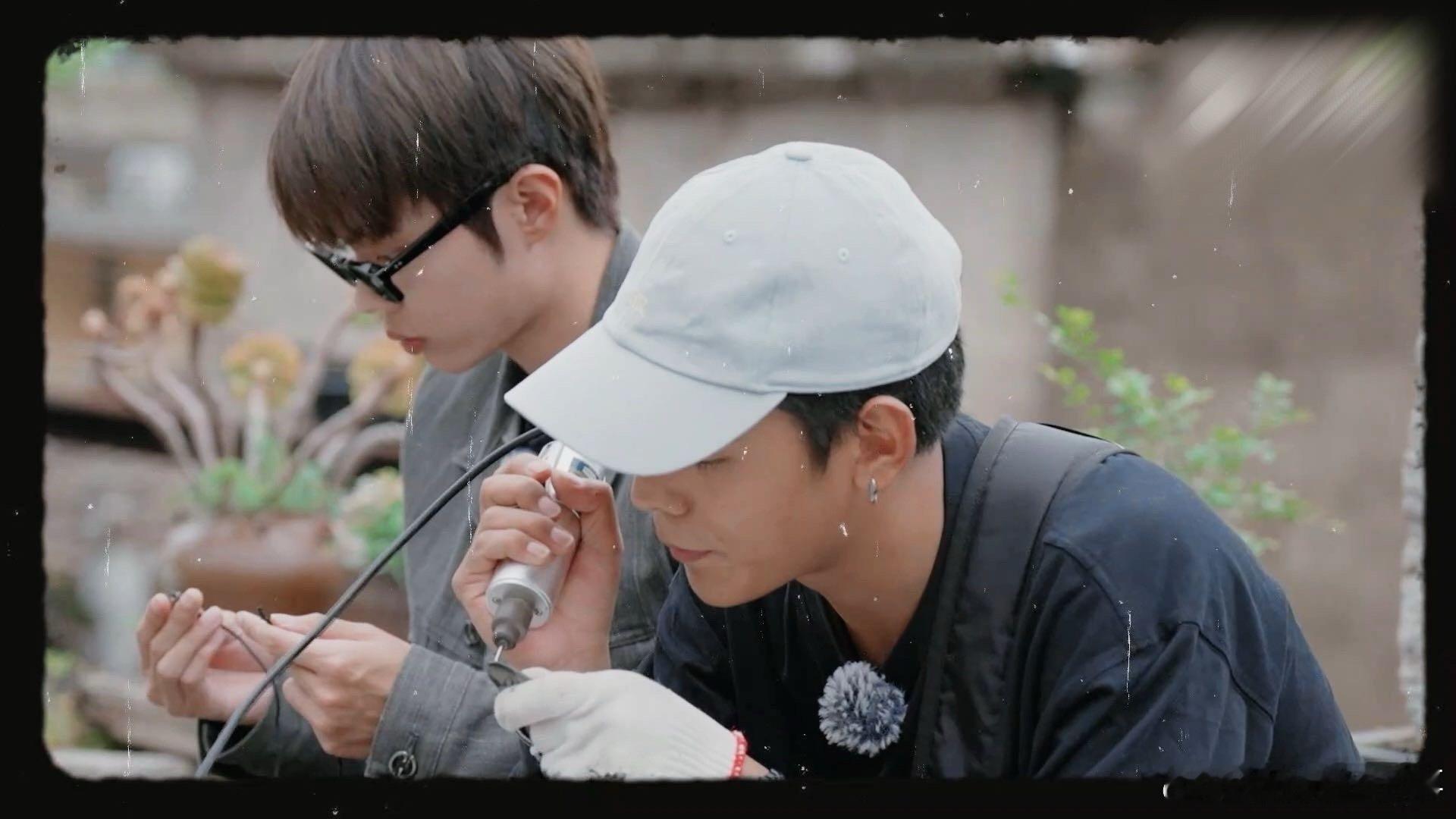 #丁真牛在在一个敢伸手要一个敢真的给#这哥俩是真搞笑，真的有一种梦回上学的感觉，