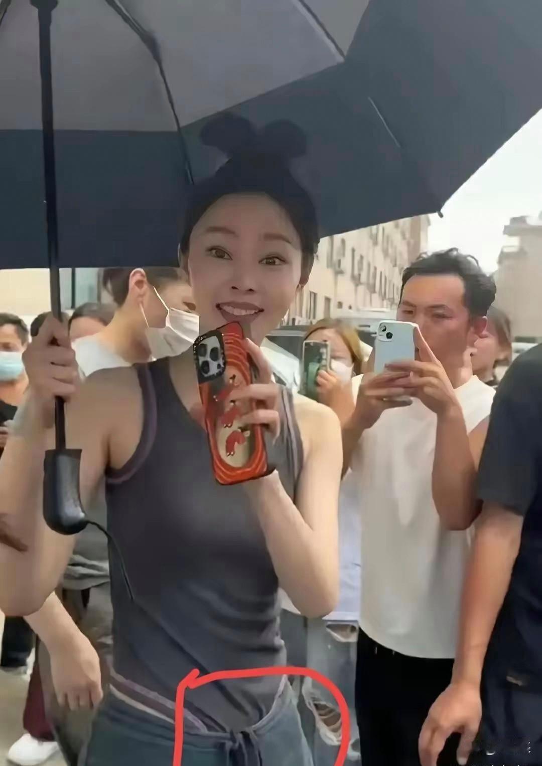这裤子好有特色啊，一定很贵吧？ ​​​