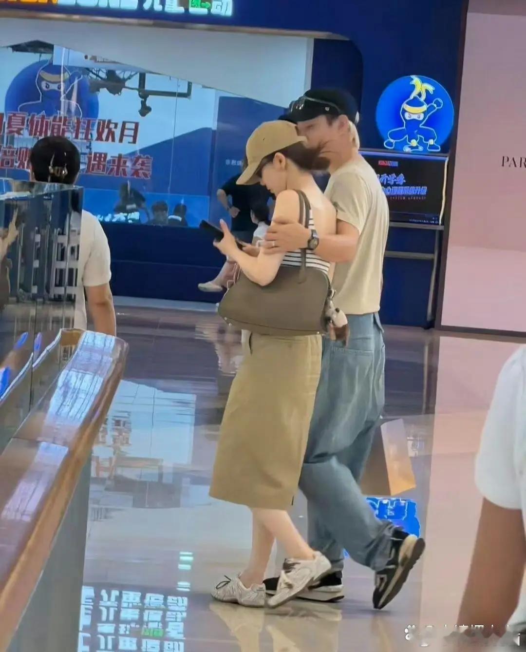 这两夫妻是真好嗑呀，老婆戚薇就负责貌美逛街，老公李承铉就负责护花 