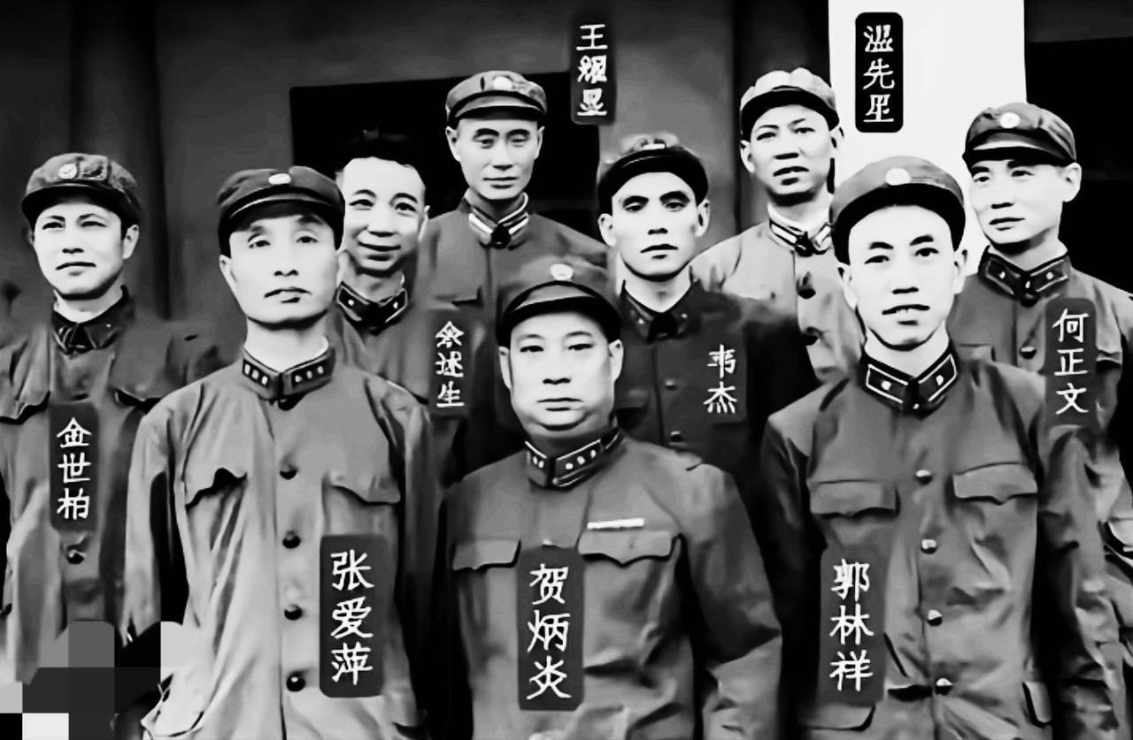 张爱萍将军与众将领的留影

合影把一群将领压在同一张纸上，谁在中间，谁靠边，眼睛