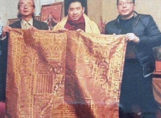 古玩界最大捡漏，一件旧袈裟无一人能看上，一男子慧眼识珠直接果断花了9万购买了下来