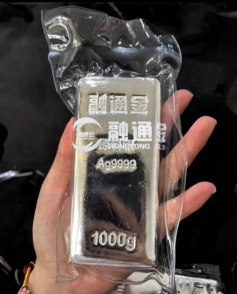 现在全网都在抢黄金，
没人注意到白银居然悄悄涨了！
今天我查行情才发现，
白银已
