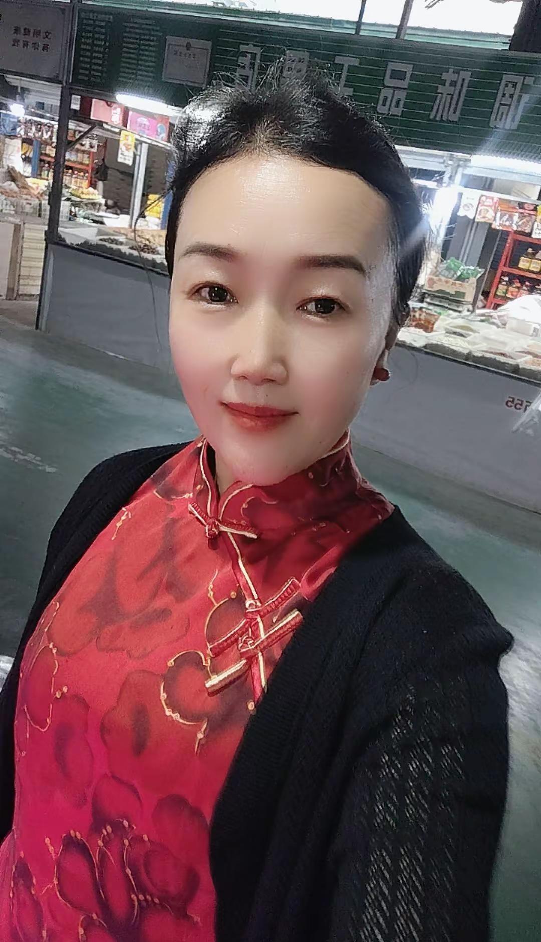 菜市场就是我的舞台 穿上旗袍走一走看我多温柔