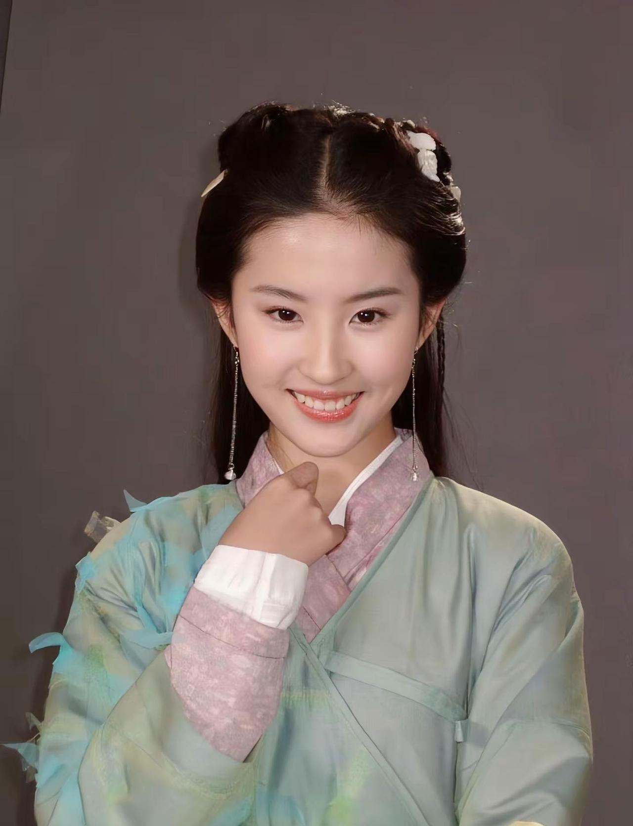 她是女娲后人，也是等不回逍遥哥哥的灵儿。刘亦菲 赵灵儿