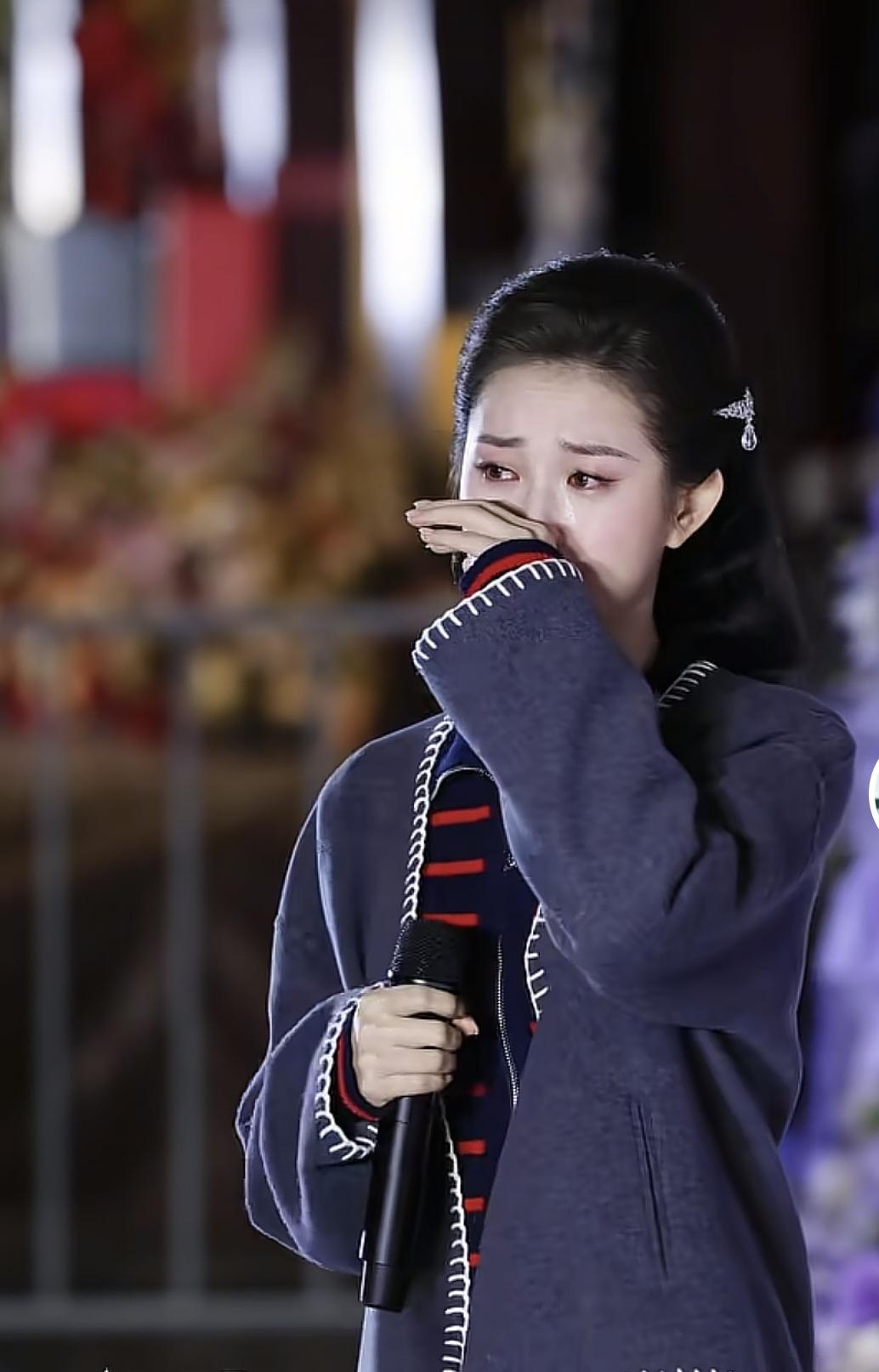 谁懂啊！郭宇欣杀青现场哭红眼的样子太戳人了[给力]认真唱歌、认真告别的她，真的在