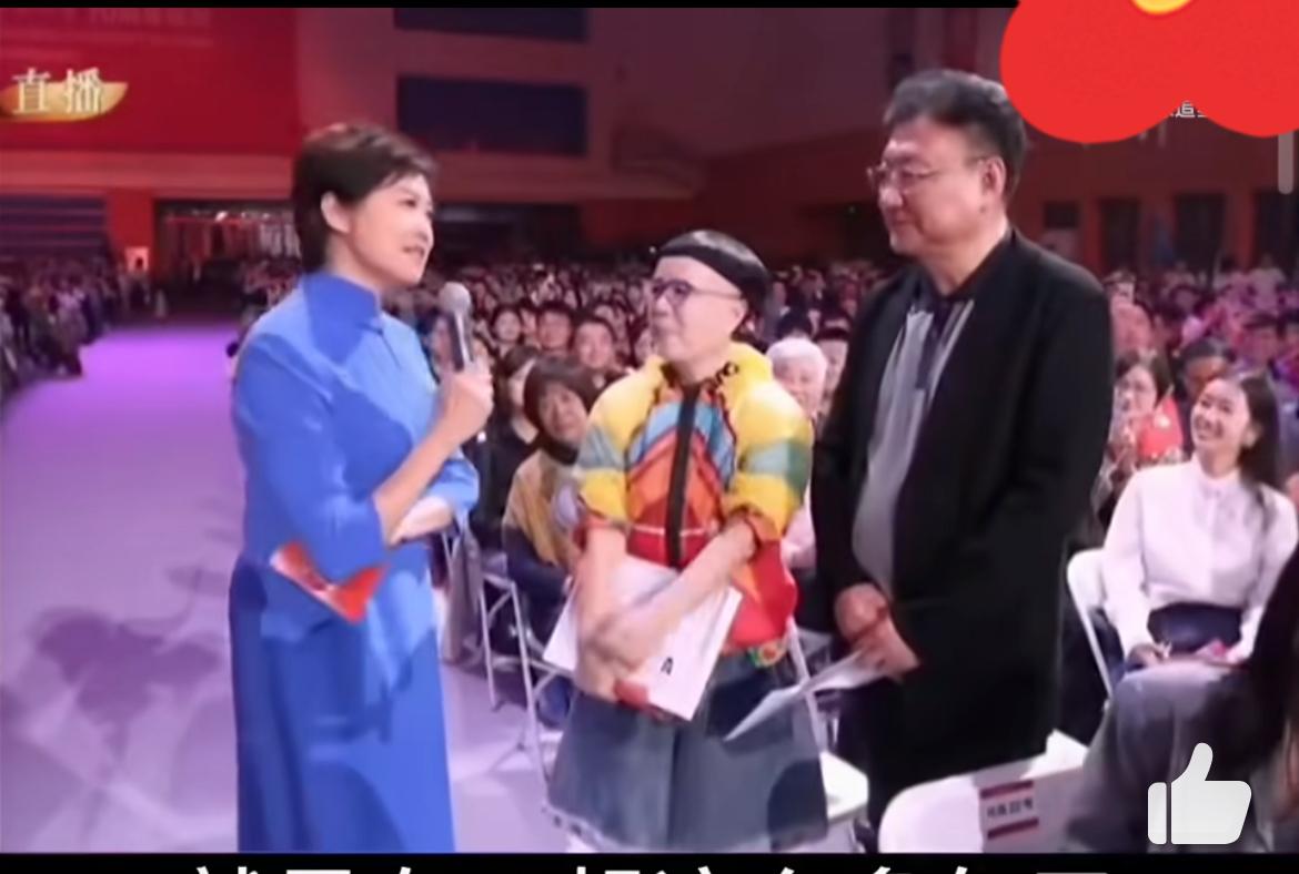 主持人问起​刘纯燕有什么遗憾，她笑着说，这辈子最大的遗憾，就是老公王宁从来没有跟