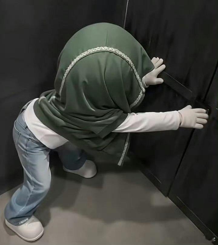 张真源拿瓶子防身密室大逃脱NPC一步步靠近过来的时候，张真源下意识直接抄起了一个