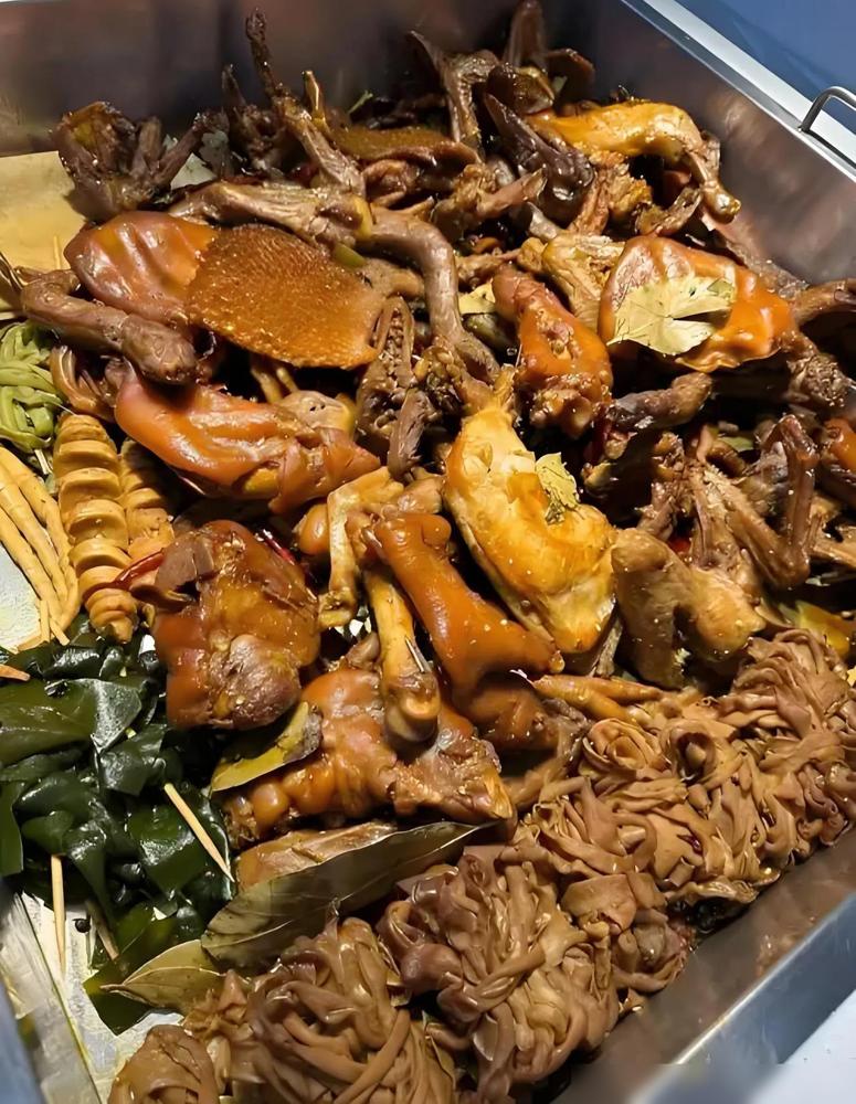 现在的卤菜是吃不起了！

昨天下班懒得回家开火，想着买点卤菜配冰啤酒凑合一顿，拿