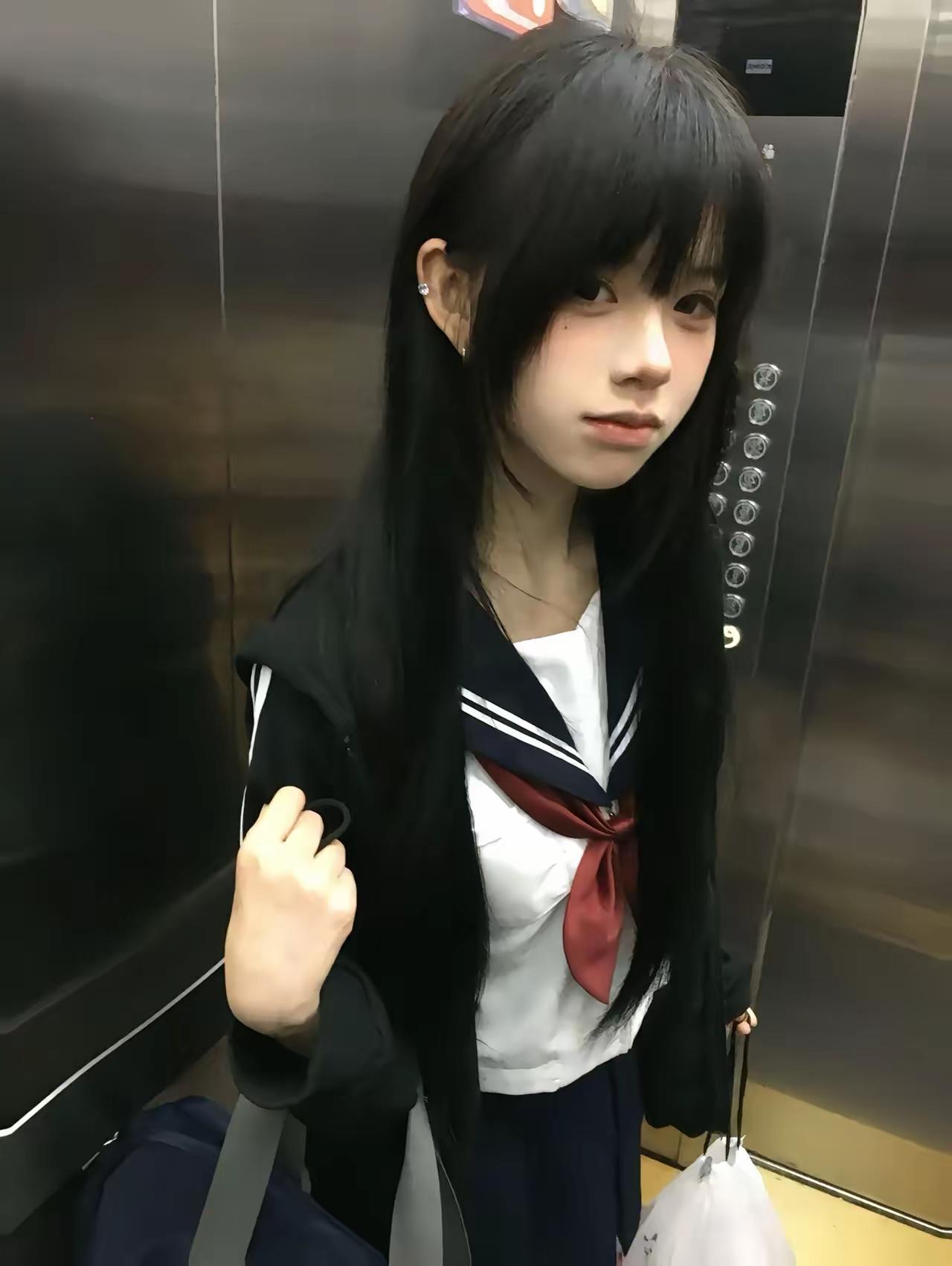 🎀 甜酷少女风（主打个性与率真）
 
电梯随手拍📸，水手服与黑外套的适配度?