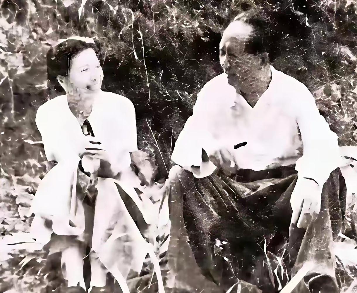 毛主席，中国农民永远怀念您！
毛主席视察农村工作的路上，席地而坐于路畔田埂，接地