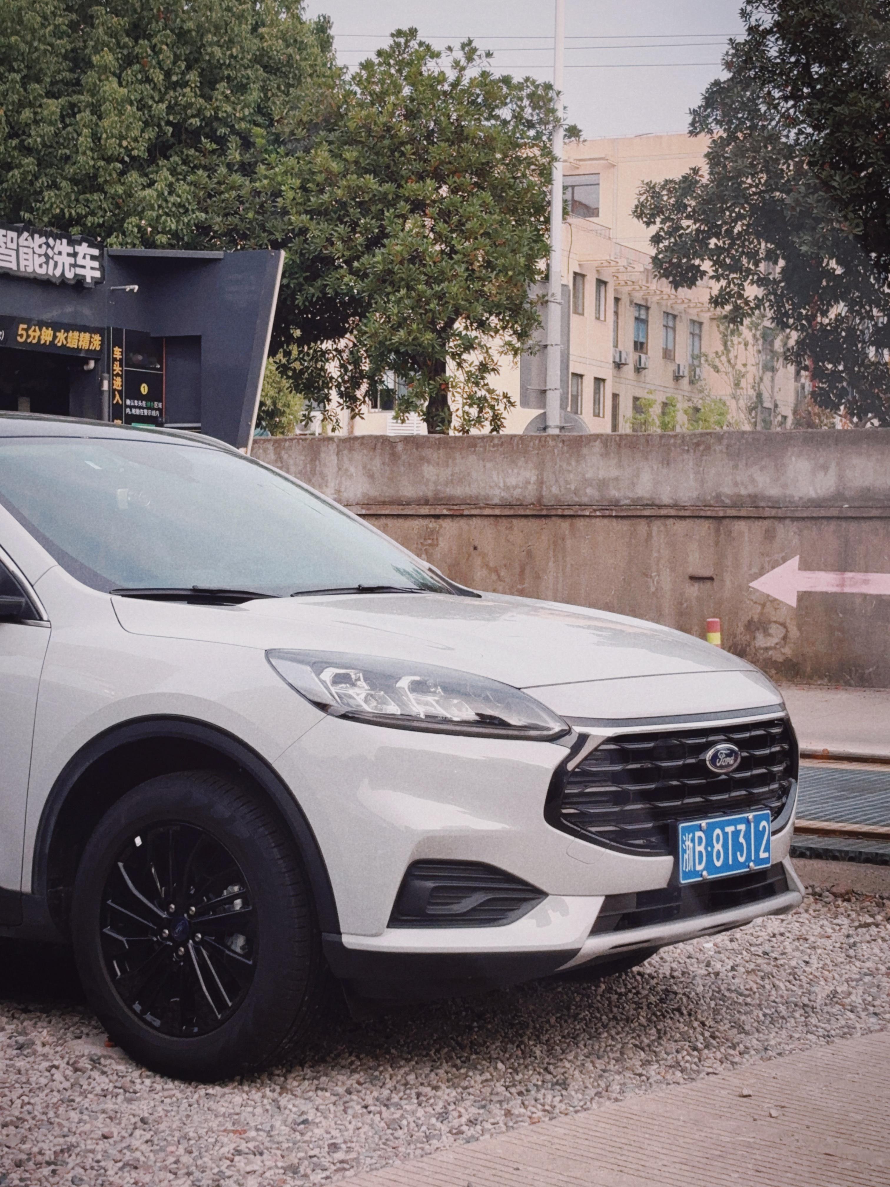 第一次在路上见到这款福特，完全不认识。这个车头好陌生！ ​​​