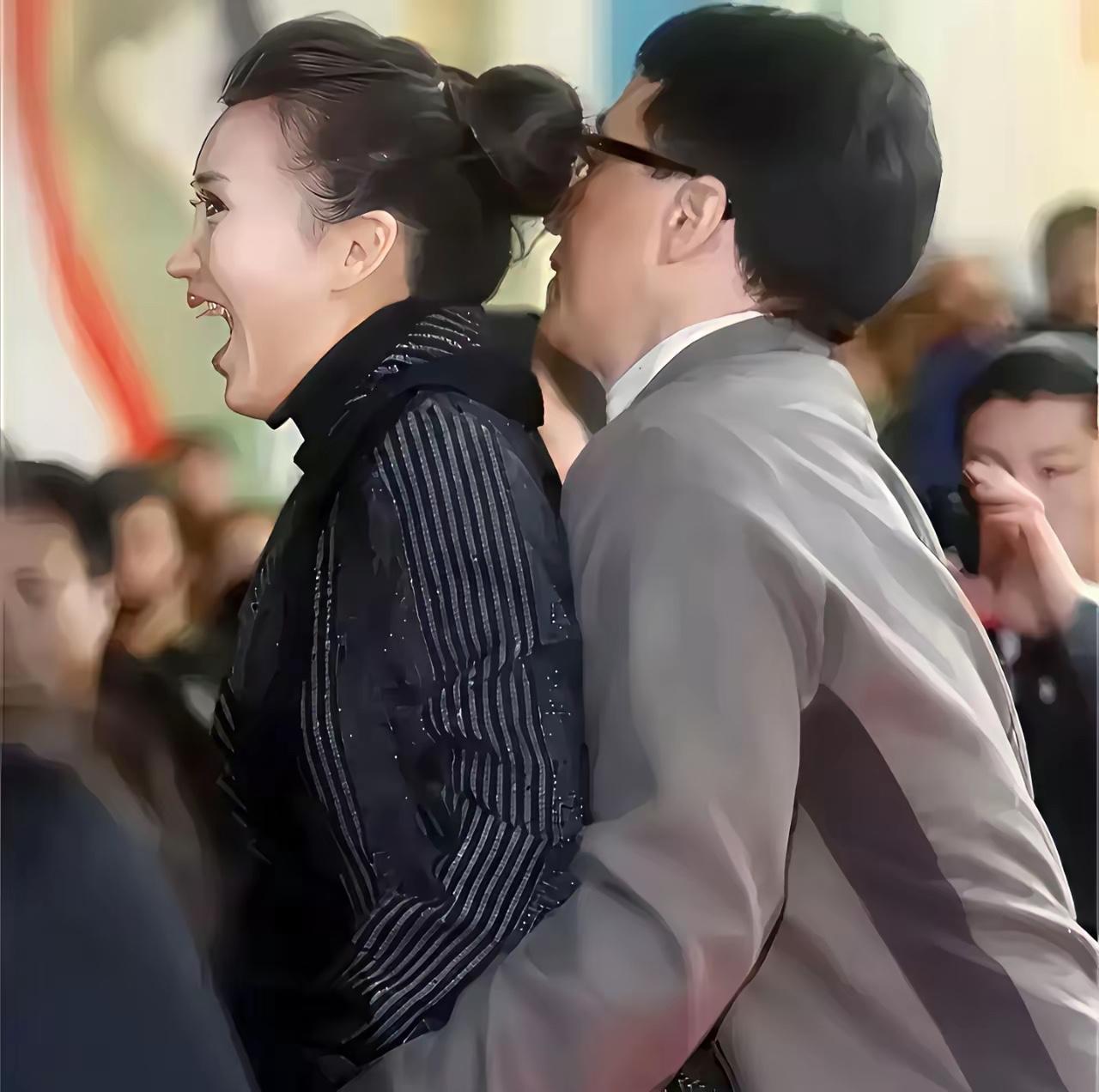 这是谁？
不分场合，
不顾影响，
大庭广众之下如此放肆！
这算犯罪吗？