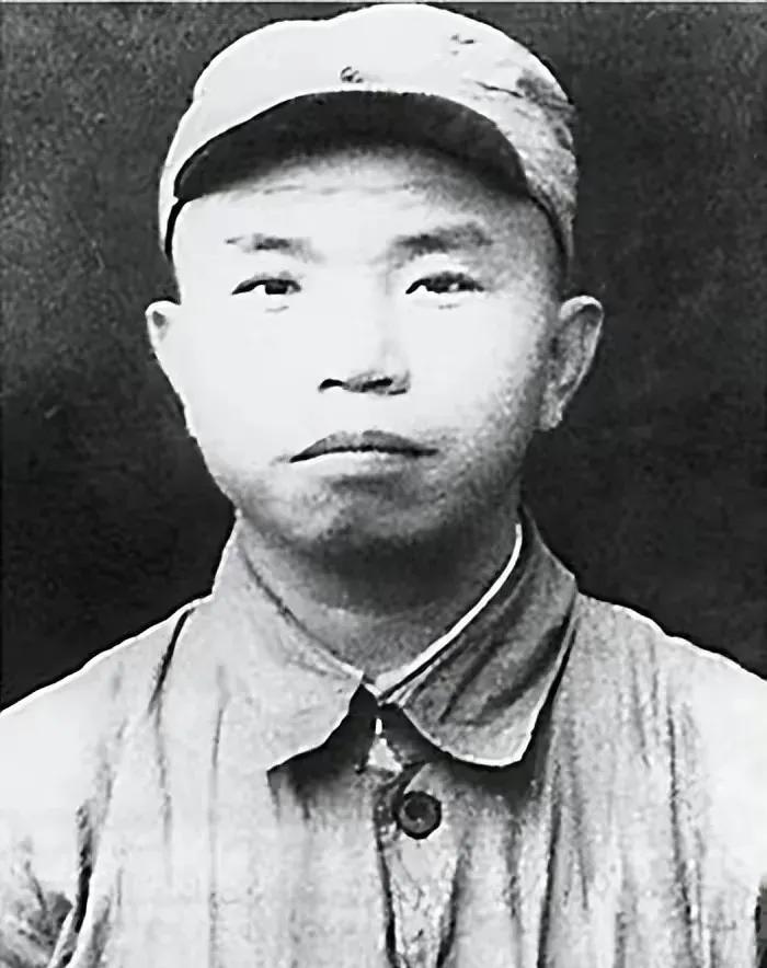 1928年冬夜，湖北麻城的村子突然被枪声撕破，王树声翻墙躲进周阿婆家时，棉袍上还