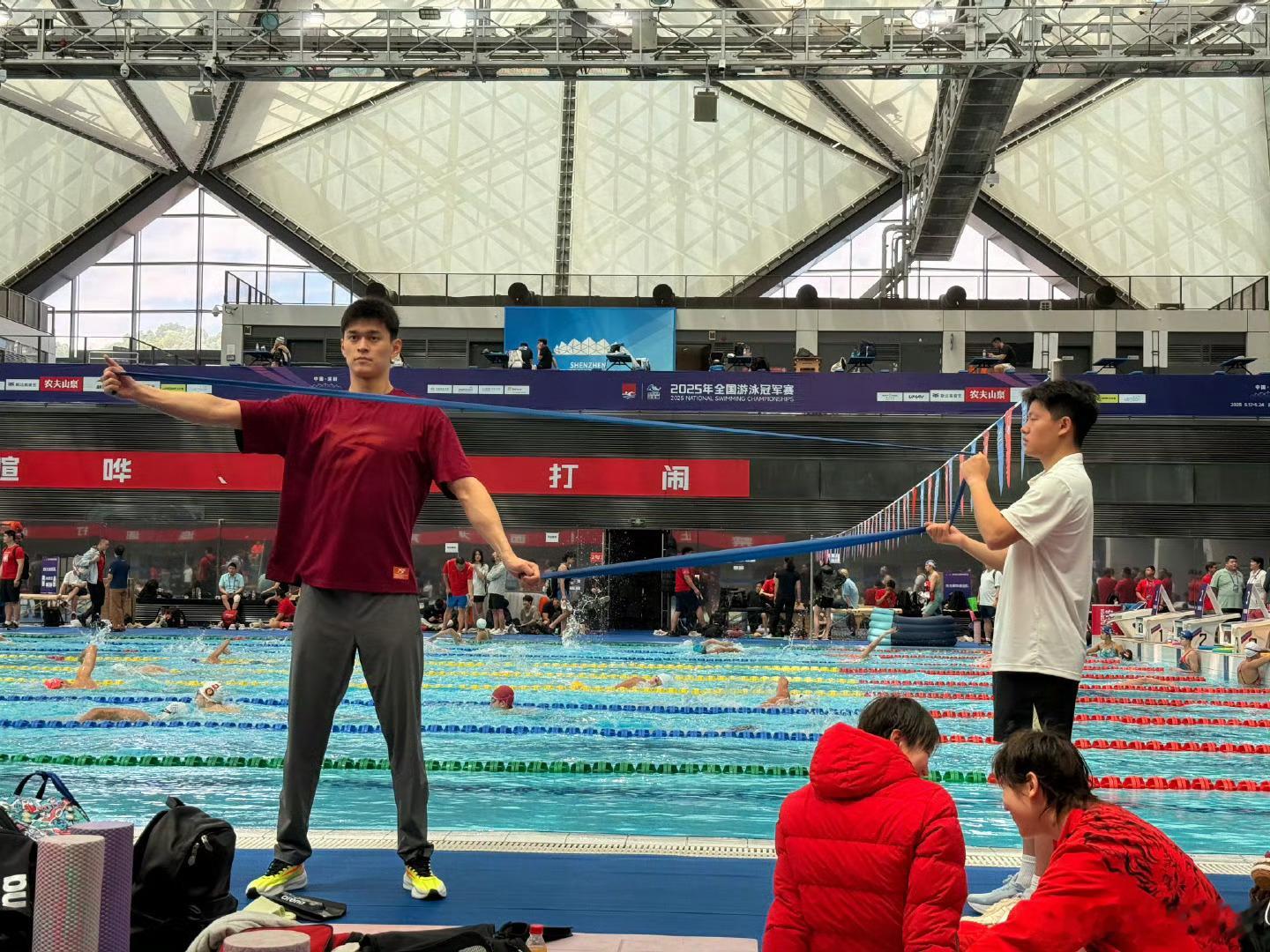 孙杨将出战4X200自接力当年的他，亦是泳坛的冉冉新星。意难平的8年时光，带走了