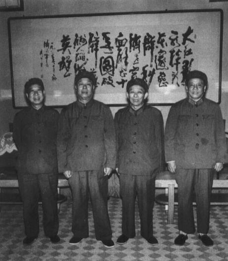 1983年5月，济南军区召开军以上干部会议，部分领导同志合影。
左起:张峰、饶守