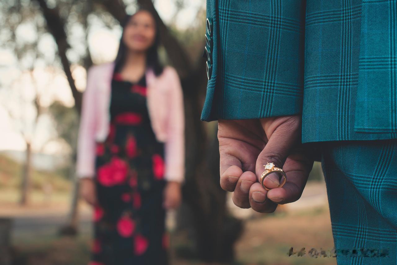已经和婚外女人住到一起了，还不愿意离婚，这样的男人到底在想什么？
 
在婚姻咨询