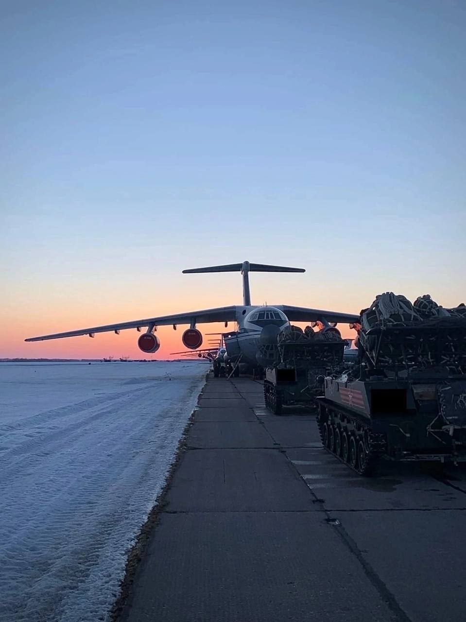 开战前最后时刻的VDV大部队，拍摄时正在整理装备登机。由于乌军火力持续威胁着陆场