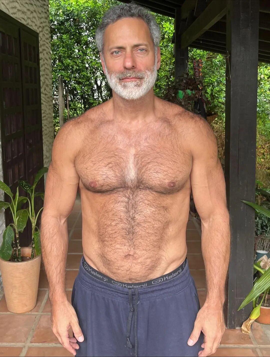 因在《辣椒巧克力》（Chocolate com Pimenta）中饰演尤金尼奥（