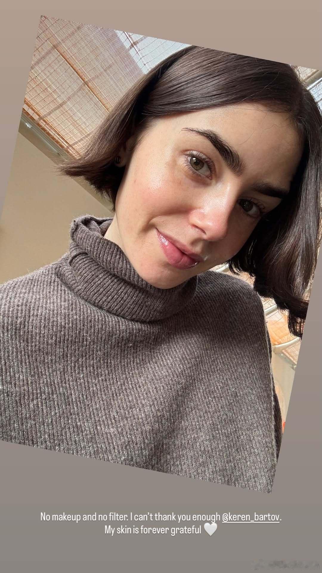 Lily collins莉莉柯林斯分享素颜无滤镜自拍，皮肤细腻紧致有光泽，确实保