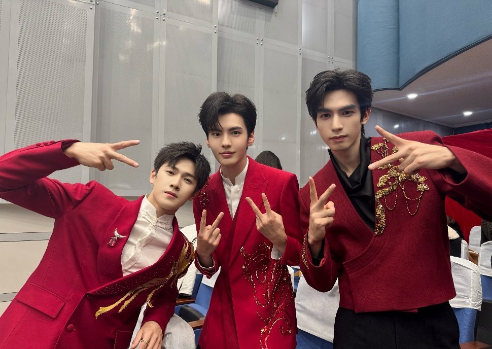 宋威龙、李昀锐、毕雯珺春晚合影 