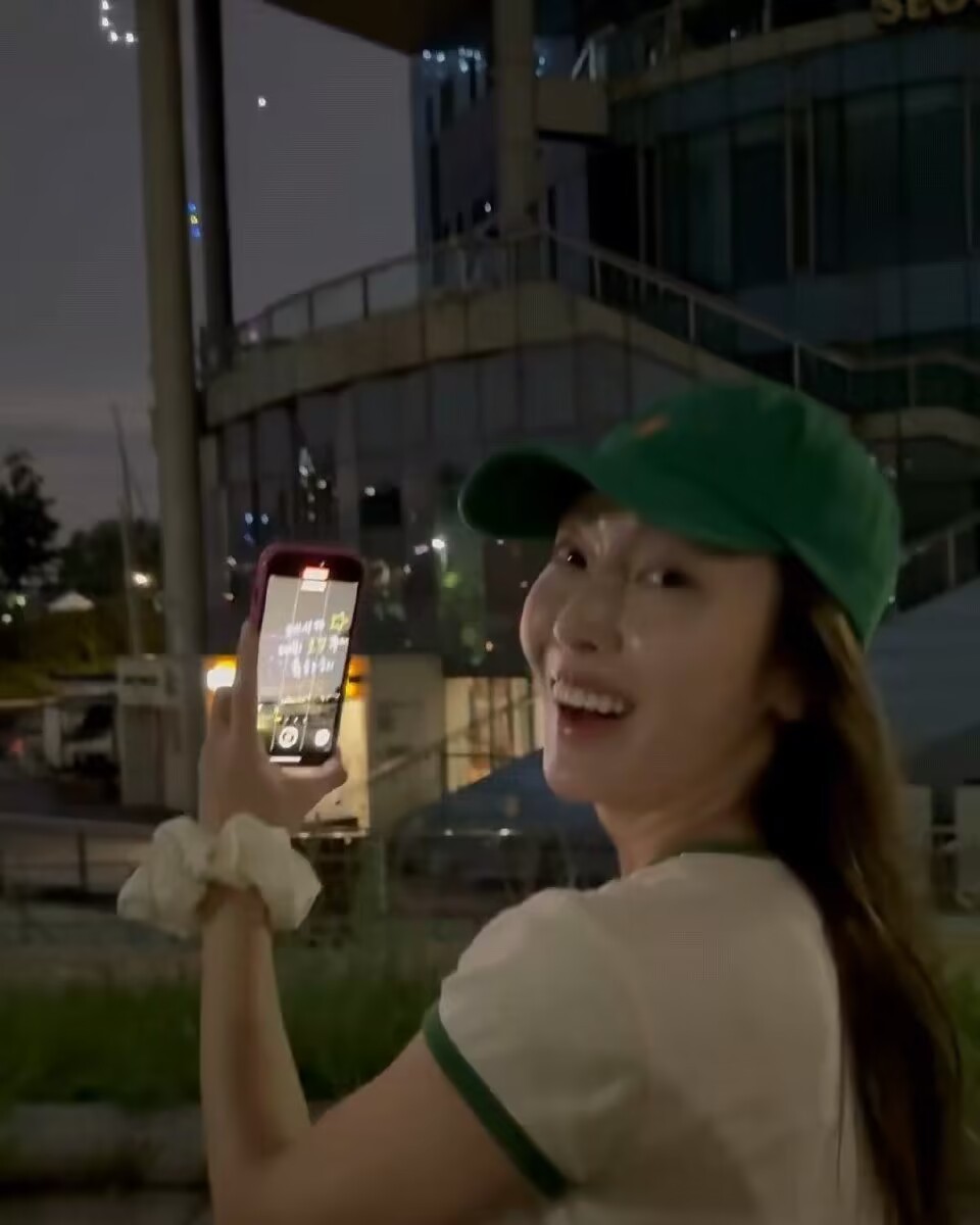 #郑秀妍叫上家人看粉丝应援#带上家人和朋友，还带了酒，和粉丝一起享受，浪漫死了[